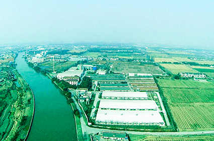 1997年月從事養(yǎng)豬業(yè)，購買原葉榭鎮(zhèn)種畜場，經(jīng)對棚舍改造后于當(dāng)年7月杜、長、大商品豬出欄，商品豬圈存量4000頭。同年，擴(kuò)建種豬區(qū)，年飼養(yǎng)圈存母豬1200頭。