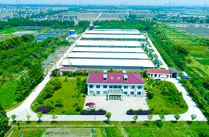 2007新建東石種豬場，引進(jìn)國際先進(jìn)的養(yǎng)豬設(shè)備，其工藝流程全部采用國外先進(jìn)投術(shù)，次年投入使用，并成立了上海松林畜禽養(yǎng)殖專業(yè)合作社，可飼養(yǎng)圈存母豬1200頭。