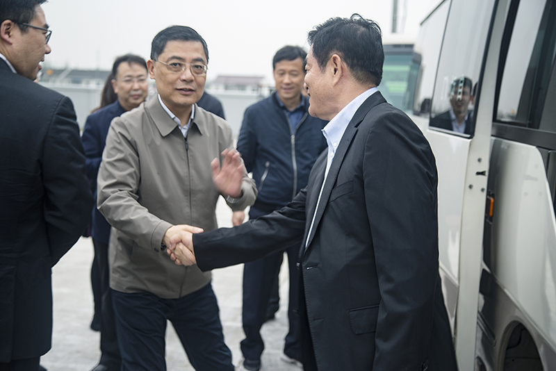 上海市彭沉雷副市長考察葉榭樓房式種豬場(chǎng)